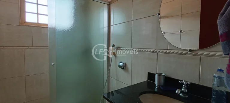 Imagem Oportunidade Única! Terreno Amplo com Casa Completa e Sofisticada