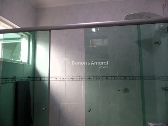 Imagem Térrea, bem localizada, em rua tranquila.
Sala para 2 ambientes, lareira, lavabo, escritório, 3 su...