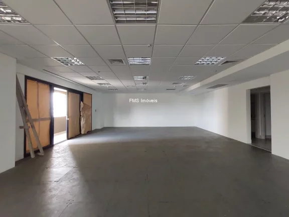 Imagem Conjunto comercial com 1.354m² para locação em Alphaville.