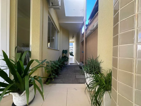 Imagem Casa mobiliada com 3 dormitórios sendo 1 suíte e 2 vagas de garagem no Dom Bosco em Itajaí