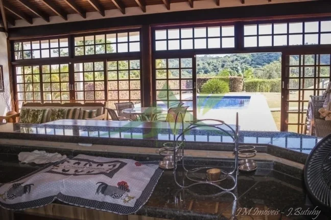 Imagem Chácara Exclusiva em Condomínio à Venda em Atibaia: Conforto e Elegância
