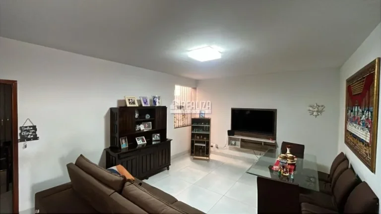 Imagem Casa padrão à venda no bairro São Benedito, Uberaba: 3 quartos, móveis planejados e porcelanato