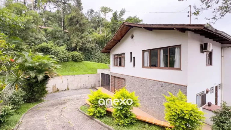Imagem Linda Casa de 3 Dormitórios em Localização Privilegiada!