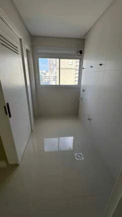 Imagem Apartamento com 4 suítes e 2 vagas de garagem no Centro em Itapema/SC