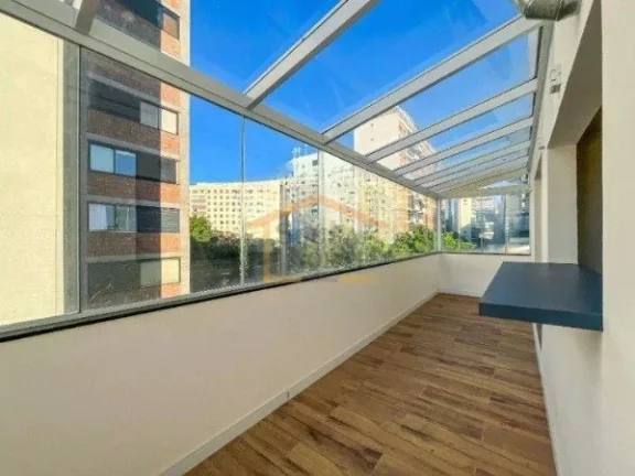 Imagem Apartamento de 188m², reformado, com 3 dormitórios sendo 2 suítes e 1 vaga de garagem. Possui sal...
