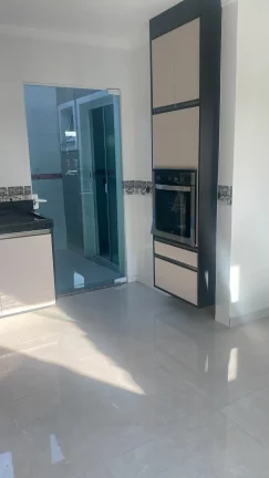 Imagem SOBRADO COM TRÊS DORMITÓRIOS, QUATRO VAGAS DE GARAGEM E LAVANDERIA COBERTA.