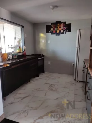 Imagem Casa ampla em 360m²: 2 pavimentos, 3 quartos, suíte, churrasqueira e fogão a lenha.