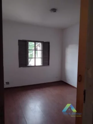 Imagem Sobrado com 200 metros construídos, 2 dormitórios, 4 vagas quintal excelente localização e valor !