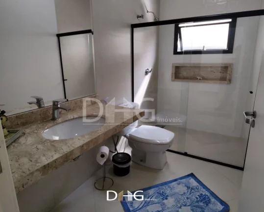 Imagem Casa de alto padrão térrea com 03 suítes, com ar condicionado, suíte master conta com closet, banheiro já com duas cubas e dois chuveiros;
