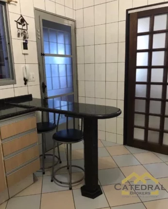 Imagem Casa com três dormitórios e amplo quintal em bairro tranquilo em Jundiaí