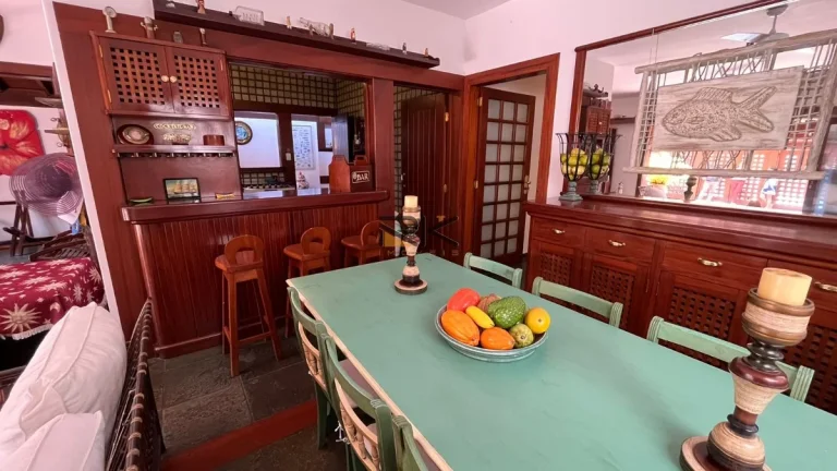 Imagem Casa com ampla sala 2 ambientes,3 dormitórios sendo uma suíte,edícula com mais 2 dormitórios e 1 banheiro,2 vagas de garagem