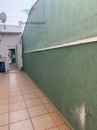 Imagem Casa à venda na Rua Chile, Jardim Irajá, Zona Sul de Ribeirão Preto-SP 3 quartos, 1 suíte, 3 salas, 3 banheiros, 4 vagas 240m² Permuta Quer Imóvel Negócios Imobiliários.