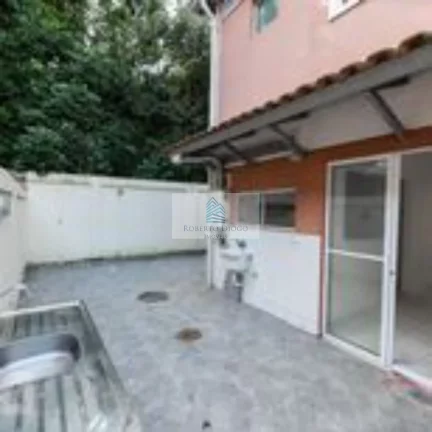 Imagem Casa em Condomínio à Venda em Vargem Pequena, Rio de Janeiro-RJ: 3 Quartos, 1 Suíte, 1 Sala, 2 Vagas de Garagem, 77m²
