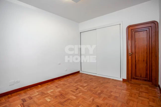 Imagem Lindo apartamento com 240m2, 3 dormitórios ( 1 suíte ) e 2 vagas na garagem. Apartamento impecáve...