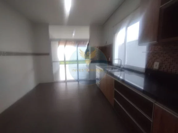 Imagem Casa com 4 Suítes e Área Gourmet em Condomínio Arborizado