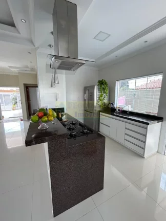 Imagem Luxo e Conforto: Casa de Alto Padrão à Venda no Jardim Britânia, Caraguatatub