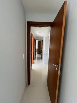 Imagem Imóvel à venda na Praia do Pecado, Macaé-RJ: Apartamento de 3 quartos com suíte, sala ampla e 2 vagas de garagem