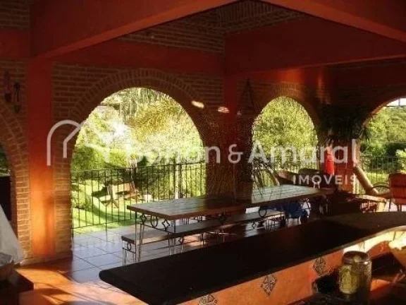 Imagem Casa com arquitetura diferenciada, com 3 quartos, living 4 ambientes, Home Theater com isolamento ac...
