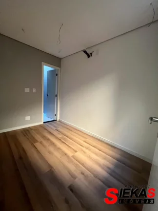 Imagem Venha conhecer o seu novo lar no coração do Tatuapé! Este belíssimo sobrado de alto padrão oferece todo o conforto e sofisticação que você merece.