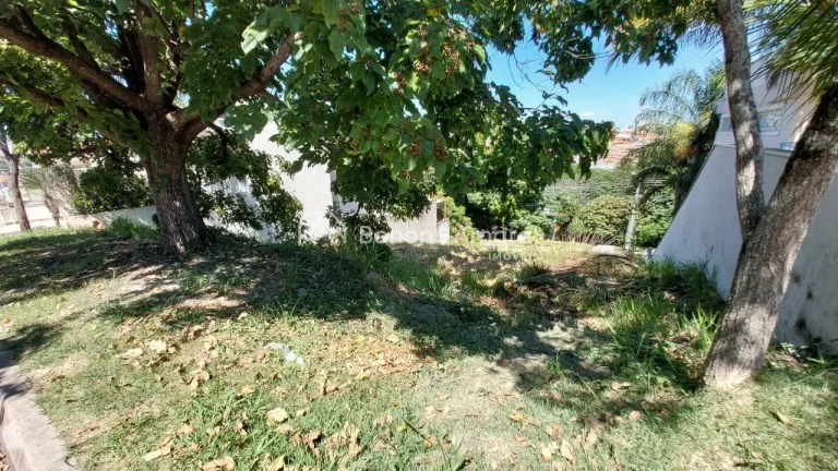 Imagem Este terreno, de 300 m², está localizado na parte mais baixa do condomínio e conta com uma topogr...