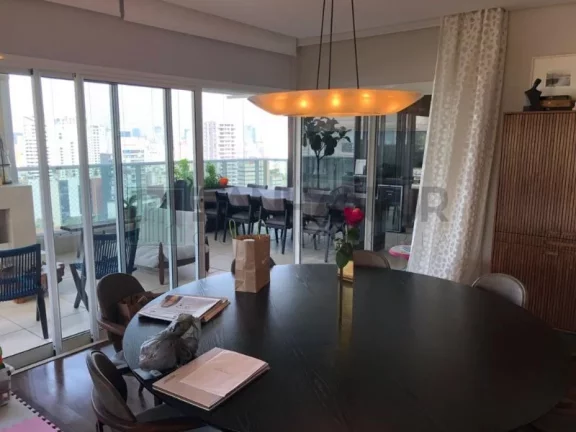 Imagem Luxuosa cobertura duplex de alto padrão na cobiçada Vila Nova Conceição, com incríveis 411m² e 5 vagas de garagem. Com um design clean e moderno, as