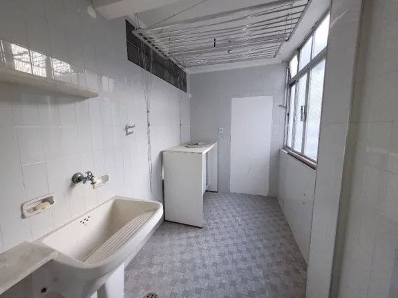 Imagem ASTÚRIAS - LOCALIZAÇÃO PRIVILEGIADA, UMA QUADRA DA PRAIA, AMPLO APARTAMENTO COM 100 M² ÚTEIS, GARAGEM DEMARCADA NO PRÉDIO, SERVIÇO DE PRAIA.