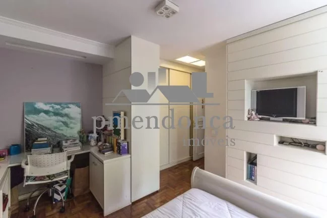 Imagem Apartamento um por andar, 265m² útil, living para 03 ambientes, piso de tábuas largas corridas de...