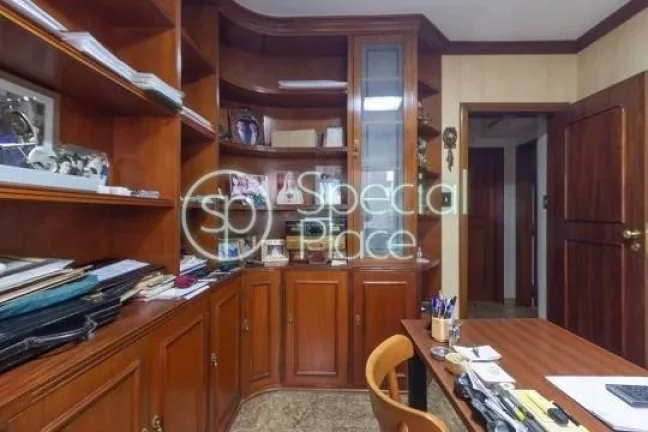 Imagem Lindo apartamento com prédio clássico e imponente. São 197m² de área privativa, 3 dormitórios ...