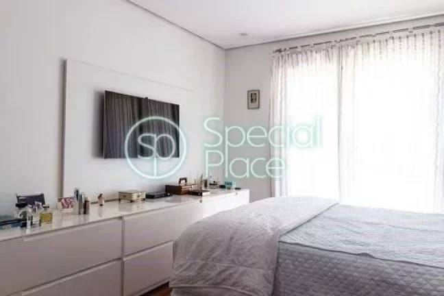 Imagem Amplo apartamento à venda com 3 quartos, sendo 3 suítes, e 4 banheiros no total. Este apartamento ...