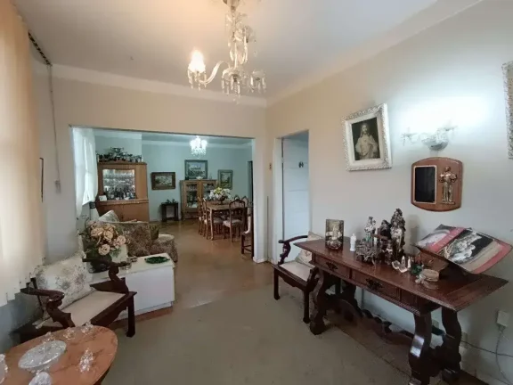 Imagem Casa ampla com 3 quartos, suíte com banheira e terraço no Centro – 2 vagas de garagem