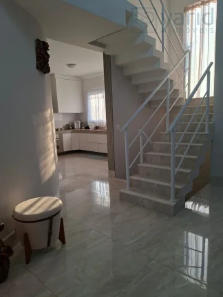 Imagem Casa em Condomínio de Luxo em Jundiaí-SP: 3 Quartos, Suíte, 4 Vagas - Jardim Celeste