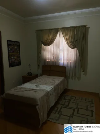 Imagem Sobrado no Bairro Campestre em Santo André com 3 suites e 5 vagas.
