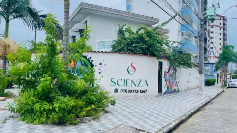 Imagem EXCELENTE CASA À VENDA NA OCIAN COM 3 DORMITÓRIOS 4 VAGAS!!!