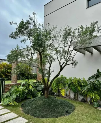 Imagem Casa de alto padrão com 4 suítes e 8 vagas de garagem no Centro de Camboriú