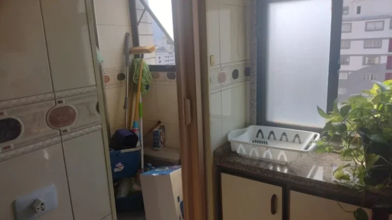 Imagem ???? "Você sabia que existe um condomínio PÉ NA AREIA com salão de festas e elevador em Praia Grande?"
