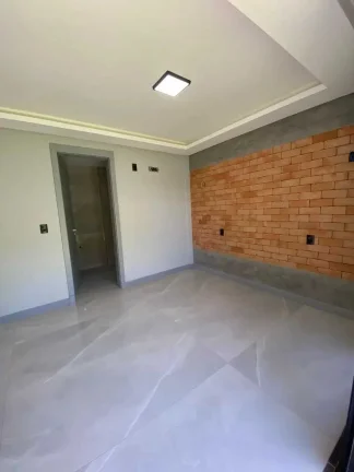 Imagem Casa nova de alto padrão com 4 suítes e 3 vagas de garagem em Itajaí/SC
