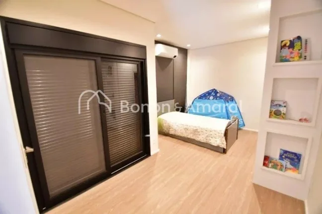 Imagem Esta elegante residência, construída há apenas 2 anos, está situada em um terreno de 450m² e po...