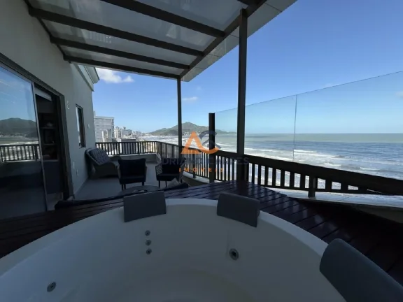 Imagem Cobertura duplex com 271m² de área privativa e 4 suítes, frente mar na Praia do Gravatá em Navegantes - Adriano Carpes Imóveis vende!