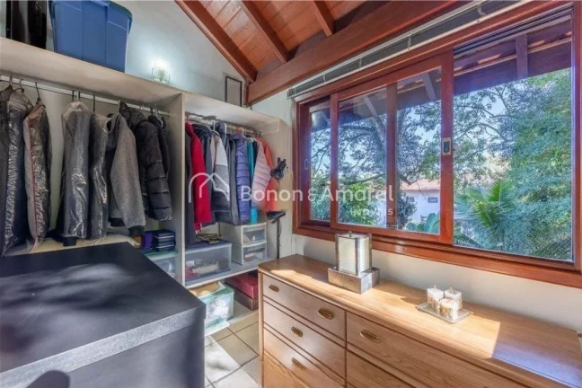 Imagem Esta charmosa residência, situada em um condomínio fechado em Valinhos/SP, oferece 1.000 m² de te...