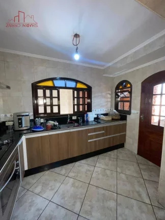 Imagem Casa 200m² - 4 Dorm - 1 Suíte - 2 Vagas