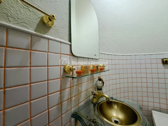 Imagem No térreo salas de estar, jantar e escritório, cozinha planejada mais varanda com espaço gourmet ...