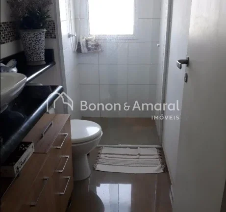 Imagem Apartamento no último andar, com excelente aproveitamento do sol da manhã. A sala é ampla, com 2 ...