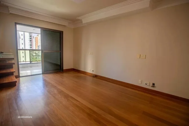 Imagem Este espaçoso apartamento de 336 metros quadrados oferece o equilíbrio perfeito entre conforto e p...
