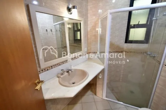 Imagem Aconchegante e espaçoso, este imóvel conta com 3 quartos, incluindo 1 suíte, e 3 banheiros no tot...