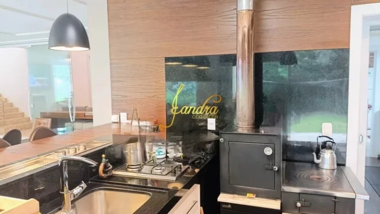 Imagem Linda sobrado com 04 suítes, piscina, piso aquecido,