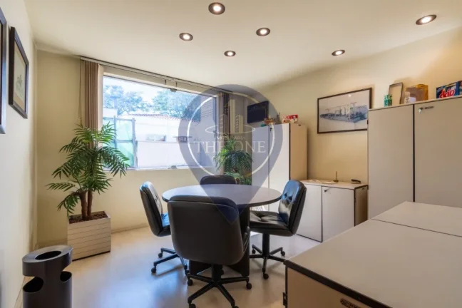 Imagem Casa Comercial à Venda na Vila Olímpia: 2 Salas, 3 Banheiros e 2 Vagas de Garagem - São Paulo, SP