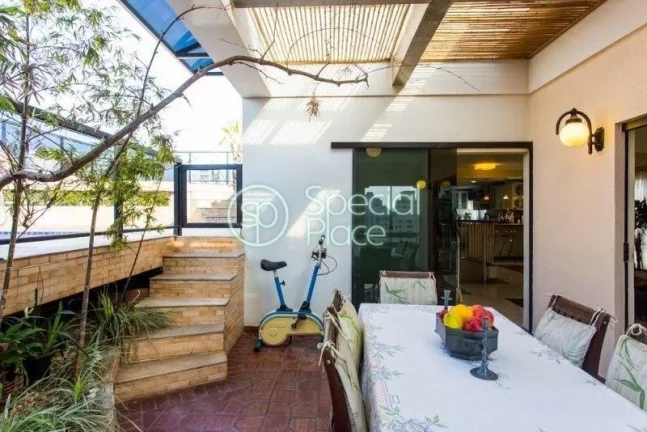 Imagem Excelente cobertura duplex com 400m² em Moema. O piso superior dispõe de uma bela área de lazer p...