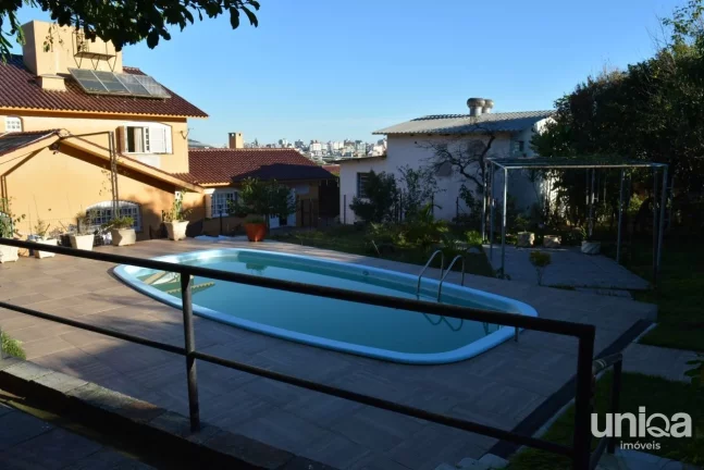 Imagem Sobrado com 04 dormitórios sendo 01 suite com closed e hidromassagem.