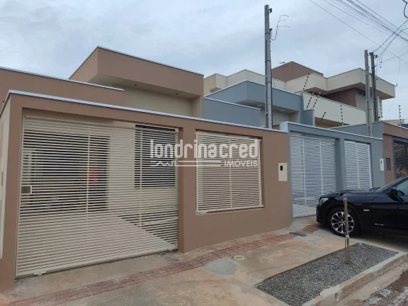 Casa com 2 quartos (1 suíte), sala com pé direito alto, copa, banheiro social e garagem coberta em lote de 126m² – Pronta para morar!