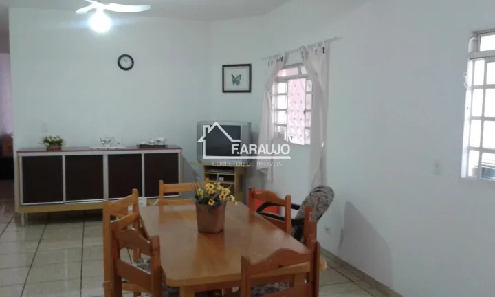 Imagem Casa à venda em Jardim Ana Maria com 234m² 3 quartos, 2 vagas